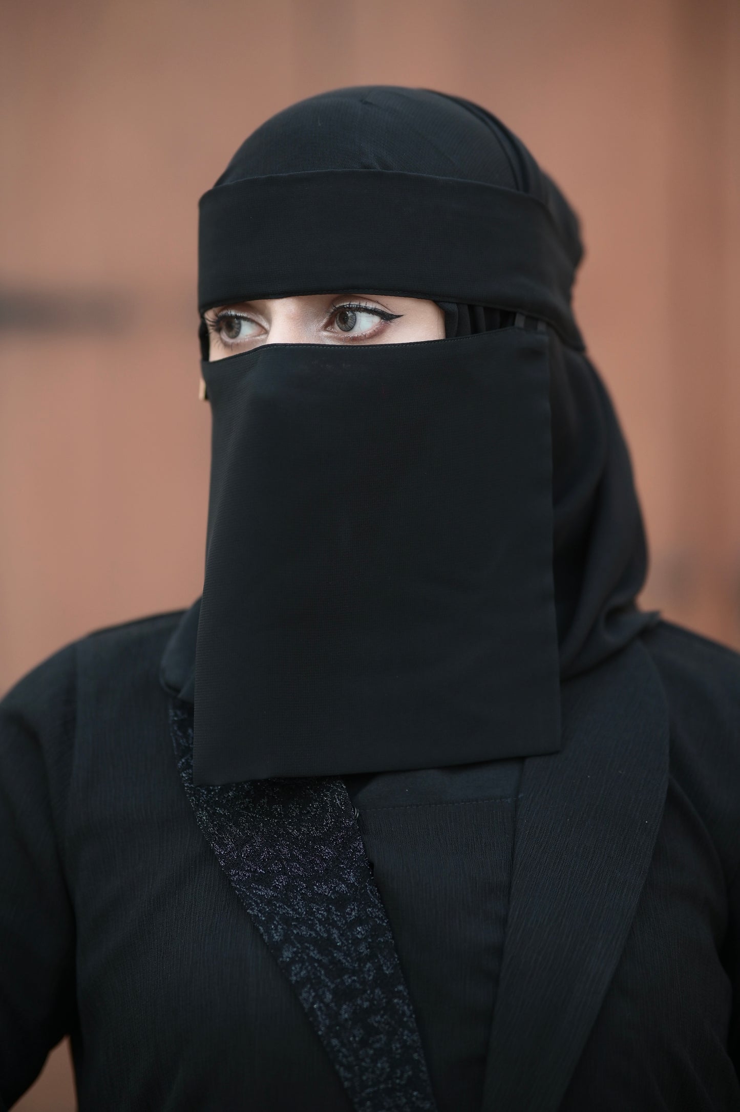 عباية القمر ٢٤٩ ريال