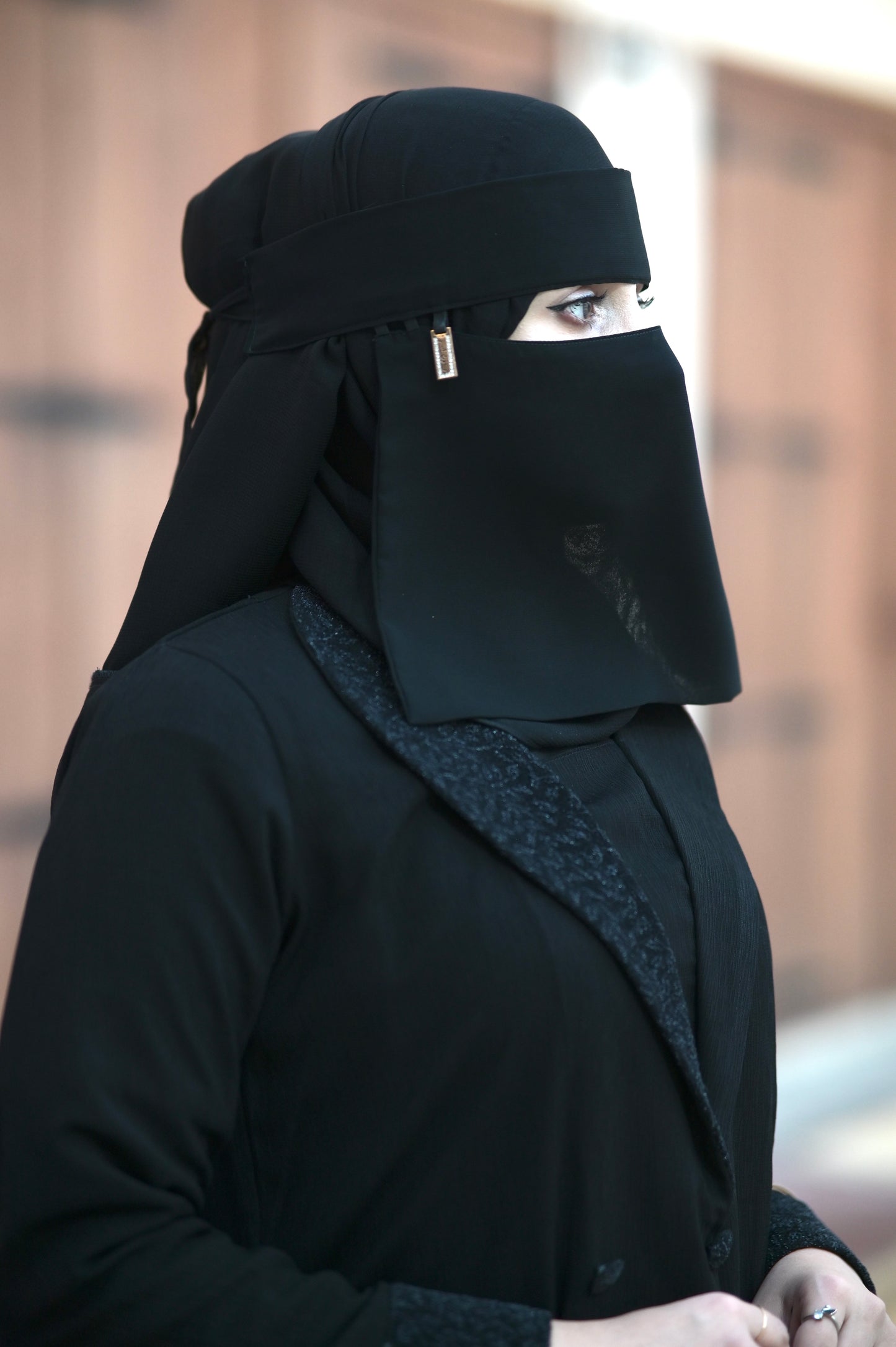 عباية القمر ٢٤٩ ريال